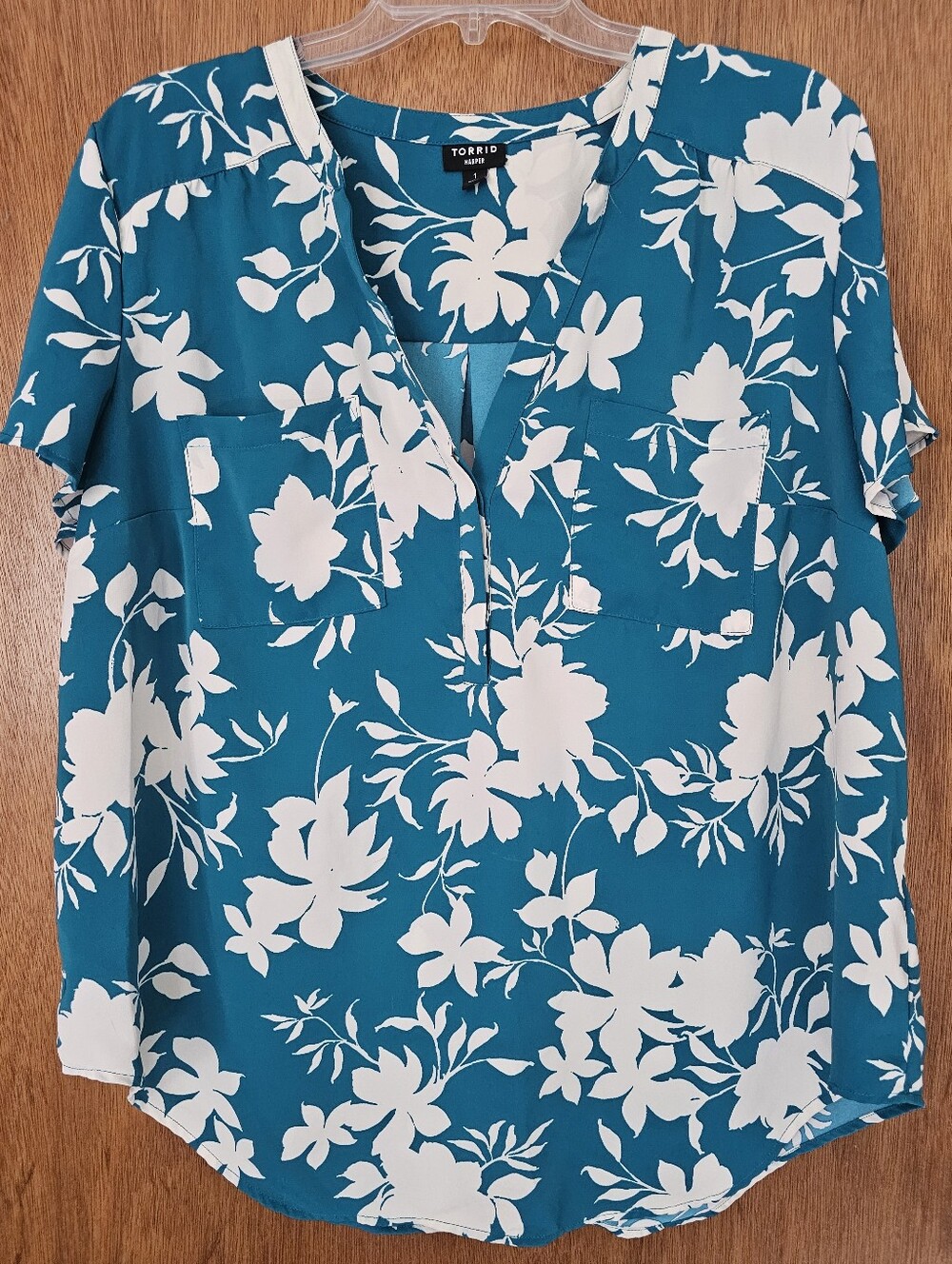 Torrid Size 1 Blue Green And White Floral Harper Pullover Blouse